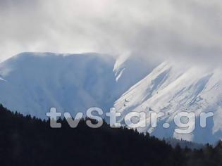 Φωτογραφία για Χιόνισε πάλι στο Βελούχι - Κατάλευκη η ψηλή κορυφή [photos]