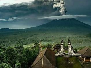 Φωτογραφία για Μπαλί:Χάος από το ηφαίστειο Αγκούνγκ Γολγοθάς η επιστροφή - Σφραγίζουν και τις πισίνες λόγω τέφρας!