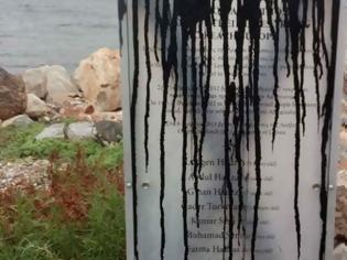 Φωτογραφία για Μυτιλήνη: Bανδάλισαν το μνημείο με ονόματα προσφύγων που πνίγηκαν στο Αιγαίο