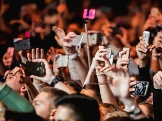 Φωτογραφία για Γιατί, τελικά, τα smarthphones κάνουν τόσο κακό στην κοινωνική μας ζωή
