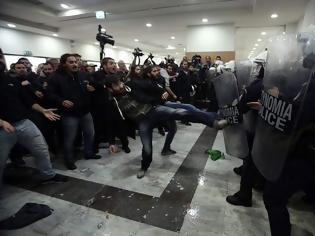 Φωτογραφία για Το Περιφερειακό Συμβούλιο Αττικής καταγγέλει αστυνομική βία στο Ειρηνοδικείο