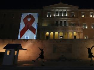 Φωτογραφία για Φωτίστηκε με την κόκκινη κορδέλα κατά του AIDS η Βουλή