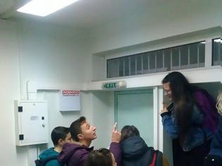 Φωτογραφία για Απίστευτο περιστατικό στο 2ο Λύκειο Αγρινίου- Εγκλωβίστηκαν μαθητές και καθηγήτρια και κλήθηκε η Πυροσβεστική (βιντεο-φωτο)