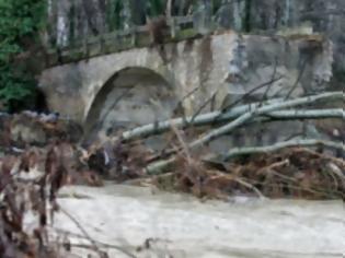 Φωτογραφία για Κακοκαιρία στην Καστοριά: Γκρεμίστηκε το γεφύρι της Ποριάς