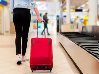 Φωτογραφία για To έξυπνο κόλπο για να πάρεις τη βαλίτσα σου πρώτη από το διάδρομο αποσκευών