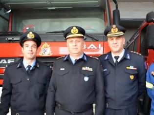 Φωτογραφία για Βόλος: Αυτοί είναι οι ήρωες πυροσβέστες που βούτηξαν στο λιμάνι για να σώσουν ηλικιωμένο