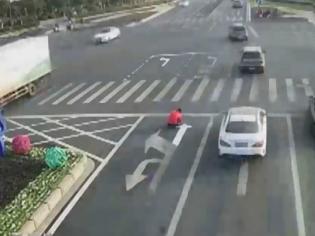 Φωτογραφία για Οδηγός ζωγράφισε τη δική του σήμανση στο δρόμο για να γλιτώσει την κίνηση!