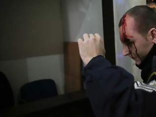 Φωτογραφία για Αστυνομικός των ΥΜΕΤ τραυματίστηκε στο κεφάλι κατά τη διάρκεια εισβολής του ΠΑΜΕ στο υπουργείο Εργασίας