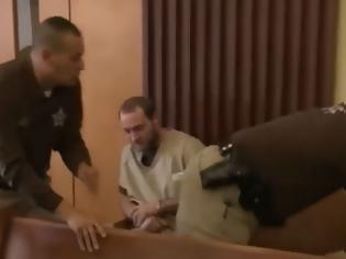 Φωτογραφία για Κατηγορούμενος άρχισε στις κουτουλιές έναν παιδεραστή μέσα στο δικαστήριο [Βίντεο]