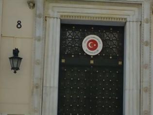 Φωτογραφία για Επεισόδια και συλλήψεις με Κύπριους φοιτητές στην πρεσβεία της Τουρκίας στην Αθήνα [Βίντεο]