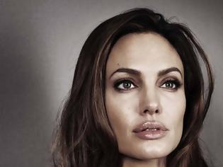 Φωτογραφία για «Ο γάμος μας θα μπορούσε να έχει σωθεί» - Η αποκάλυψη της Angelina Jolie που σοκάρει