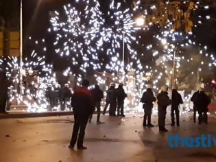 Φωτογραφία για «Βροχή» μολότοφ και πυροτεχνήματα στη Θεσσαλονίκη (ΦΩΤΟ & ΒΙΝΤΕΟ)