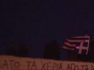 Φωτογραφία για Αντιεξουσιαστές έκαψαν την ελληνική σημαία και τραυμάτισαν αστυνομικούς στην Θεσσαλονίκη [Βίντεο]