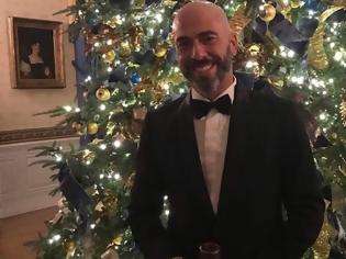 Φωτογραφία για Απίστευτο! Γνωστός Έλληνας τραγουδιστής επίσημος προσκεκλημένος στο Χριστουγεννιάτικο πάρτι του Ντόναλντ Τραμπ (ΦΩΤΟ)