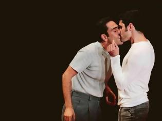 Φωτογραφία για Κύπρος: Σάλος από γκέι φιλιά σε παράσταση του κρατικού θεάτρου [Βίντεο]