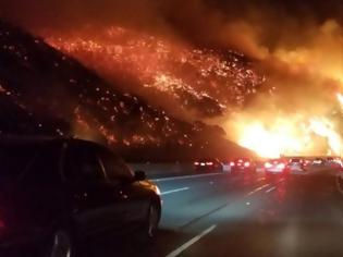 Φωτογραφία για Καλιφόρνια που φλέγεται: Φωτιές δίπλα στον αυτοκινητόδρομο