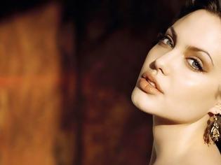 Φωτογραφία για Απέκτησε τα σαρκώδη χείλη της Angelina Jolie .
