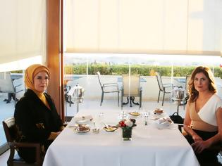 Φωτογραφία για Το φιλικό τσάι της Περιστέρας με την Εμινέ, με φόντο την Ακρόπολη