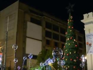 Φωτογραφία για Φωταγωγήθηκε το Χριστουγεννιάτικο Δέντρο του Πειραιά [video]