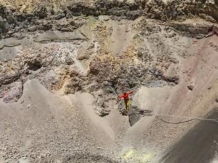 Φωτογραφία για Περού Ατρόμητος Γερμανός περπάτησε σε τεντωμένο σχοινί πάνω τον κρατήρα ενεργού ηφαιστείου