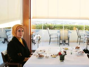 Φωτογραφία για Τσάι και συμπάθεια για τις Μπέτυ Μπαζιάνα και Εμινέ Ερντογάν στη «Μεγάλη Βρετάνια»