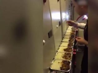 Φωτογραφία για Απολύθηκε αεροσυνοδός επειδή δοκίμαζε το φαγητό των επιβατών