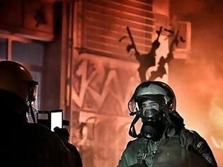 Φωτογραφία για «Viral» φωτο: Άνδρες των ΜΑΤ ποζάρουν με φόντο τις φωτιές στα Εξάρχεια!