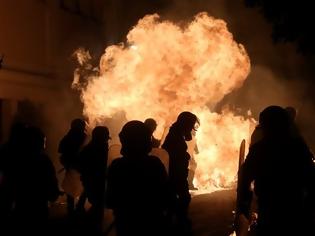 Φωτογραφία για Άνδρες των ΜΑΤ βγάζουν φωτογραφίες με φόντο την καμένη Αθήνα [Εικόνα]