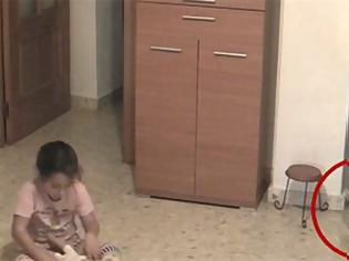 Φωτογραφία για Οι Γονείς κατέγραφαν την κόρη τους να παίζει όταν ξαφνικά... - Προσέξτε την κούκλα στα δεξιά και θα σας σηκωθεί η τρίχα [video]