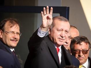 Φωτογραφία για Τι σημαίνει ο χαιρετισμός του Ερντογάν με τα τέσσερα δάχτυλα στην Κομοτηνή [photos]