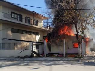 Φωτογραφία για Πανικός από πυρκαγιά σε παράπηγμα δίπλα στο Αστυνομικό Μέγαρο Αγρινίου (φωτογραφίες)