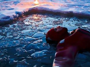 Φωτογραφία για Δείτε το Βόρειο Σέλας επιπλέοντας με ειδική στολή σε παγωμένη λίμνη!