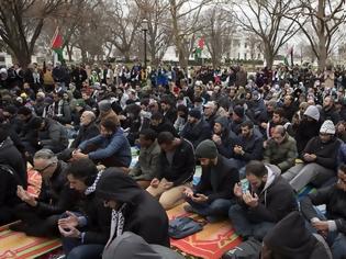 Φωτογραφία για Διαμαρτυρία κατά Τραμπ: Εκατοντάδες μουσουλμάνοι προσεύχονται μπροστά στο Λευκό Οίκο