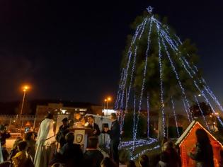 Φωτογραφία για Το Χριστουγεννιάτικό δέντρο άναψε στο ΥΠΕΘΑ (φωτογραφίες)