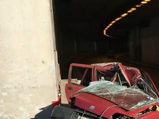 Φωτογραφία για Θανατηφόρο τροχαίο στην Αττική Οδό: Αυτοκίνητο προσέκρουσε σε τοίχο - Σκοτώθηκε η οδηγός
