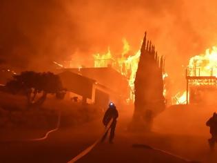Φωτογραφία για ΗΠΑ: Οι φλόγες συνεχίζουν να απειλούν χιλιάδες κατοικίες στην Καλιφόρνια