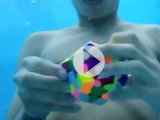 Φωτογραφία για Εντυπωσιακό: Έλυσε τον κύβο Ρούμπικ κάτω από το νερό σε 89 δευτερόλεπτα!  [video]