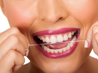 Φωτογραφία για Πρώτα το οδοντικό νήμα ή το βούρτσισμα των δοντιών;