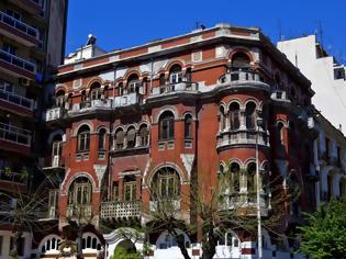 Φωτογραφία για Γιατί θεωρούσαν στοιχειωμένο το «κόκκινο σπίτι» της Θεσσαλονίκης. Σε ποια οικογένεια άνηκε