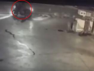 Φωτογραφία για Βίντεο ντοκουμέντο: Οι δράστες στην Ανάβυσσο τοποθετούν τον εκρηκτικό μηχανισμό και φεύγουν