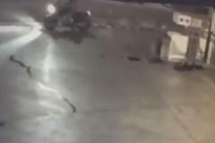 Η στιγμή που οι δράστες βάζουν τη βόμβα στο βενζινάδικο στην Ανάβυσσο [video]