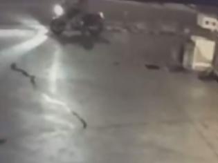 Φωτογραφία για Η στιγμή που οι δράστες βάζουν τη βόμβα στο βενζινάδικο στην Ανάβυσσο [video]