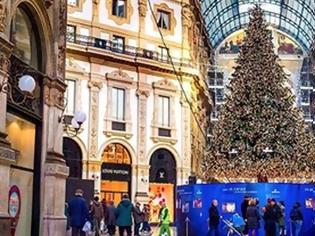 Φωτογραφία για Χριστούγεννα θα πει... Μιλάνο- Στόλισαν δέντρο με 10.000 στολίδια, 1.000 κρυστάλλους Swarovski και 36.000 λαμπάκια