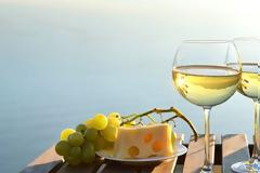 Το λευκό κρασί σχετίζεται με αυξημένο κίνδυνο μελανώματος