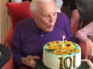 Φωτογραφία για Ο Κερκ Ντάγκλας έγινε 101 ετών και το γιόρτασε με την οικογένειά του