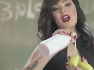 Φωτογραφία για Αίγυπτος:ΒΙΝΤΕΟ  Δύο χρόνια φυλακή στην τραγουδίστρια που έτρωγε μπανάνα σε βίντεο κλιπ!