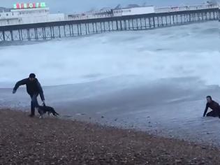 Φωτογραφία για Η απίστευτη μάχη γυναίκας με τα άγρια κύματα για να σώσει το σκύλο της