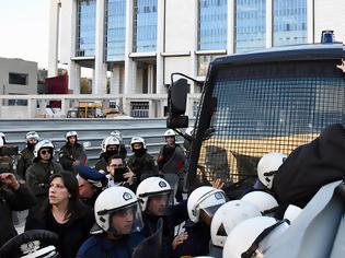 Φωτογραφία για Ένταση στο Ειρηνοδικείο Αθηνών με ματαίωση πλειστηριασμών - Πήραν με τα αυγά τους αστυνομικούς και αποχώρησαν άρον άρον οι συμβολαιογράφοι (ΦΩΤΟ & ΒΙΝΤΕΟ)