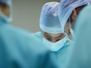 Φωτογραφία για Σοκαριστικό: Χειρουργός πιάστηκε να υπογράφει τα αρχικά του σε συκώτι ασθενών [photos]