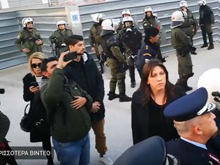 Φωτογραφία για «Εξάψαλμος» Κωνσταντοπούλου σε ΜΑΤ και αξιωματικό της αστυνομίας έξω από το Ειρηνοδικείο: «Όνομα έχεις;..» (ΒΙΝΤΕΟ)